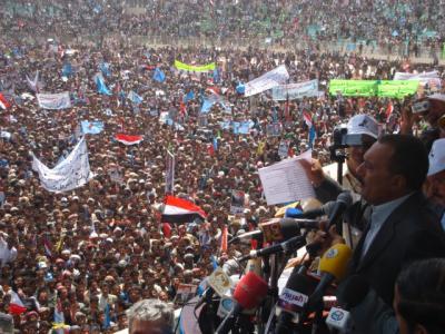 Almotamar Net - DHAMAR- Around one million people attended Saturday an election campaign rally for the General People�s Congress (GPC)�s presidential candidate Ali Abdullah Saleh. 
In the rally, Saleh addressed the people of Dhamar, thanking them for the great rally. 
