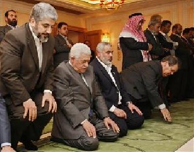 Almotamar Net - MECCA, Saudi Arabia -- Rival Palestinian leaders signed an agreement in principle on a power-sharing government Thursday in Saudi-brokered talks in Mecca. 