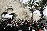 Almotamar Net - JERUSALEM (Reuters) - Israeli police forces entered the area around Al-Aqsa mosque in Jerusalem and fired stun grenades at stone-throwing Palestinian worshippers in clashes at the end of Friday prayers.