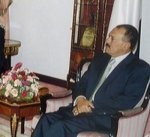 Almotamar Net - President Ali Abdullah Saleh received Sunday a number of scholars, members of the Yemeni Charitable al-Hikmeh Society who informed him on activities of the society in the areas of religious calling, charity and humanitarian activities and its members role in enlightenment about the religion of Islam in addition to the activity through adopting charitable and humanitarian projects especially in education, health and building mosques as well as care rendered to orphans and the youth.  