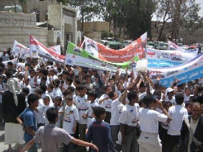 Almotamar Net - SANAA-Hundreds of Yemeni children in headed by members of children parliament of Yemen organised on Tuesday a demonstration started from Tahrir Square in Sanaa to stop in front of the government building. At the same time members of parliament, legal activists and journalists were organising their 5th sit-in waiting for the government response to their demands related to expanding the space of press freedoms. 