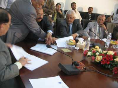 Almotamar Net - Secretaries-General of the political p [arties represented in the Yemeni parliament signed Saturday on a document defining issues controls and guarantees of dialogue among them, the signature event took place in atmospheres prevalent with positivistic understanding and national sense of responsibility.