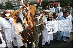 Almotamar Net - ISLAMABAD, Pakistan -- Pakistan and Iran have summoned their British ambassadors to protest that author Salman Rushdie, accused of insulting Islam in his novel "The Satanic Verses," was to be honored with a knighthood.