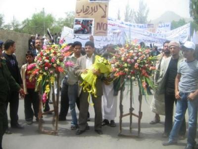 Almotamar Net - Between smiles drawn on faces of foreign tourists at Tahrir Square and bouquets of flowers taken to the Spanish ambassador to Yemen office all were standing shoulder to shoulder in confronting terror and as if that foreign female tourist with a smile on her face, while watching the demonstration condemning the terrorist event that targeted Spanish tourists in Mareb, ridicules terror and challenges it. At the same time the people who went to the Spanish embassy with bouquets of flowers offering their condolences was a message telling the Spaniards and the world "We love you" and confirming that life will be the triumphant however dangerous the terror is. 