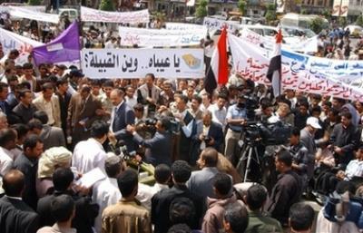Almotamar Net - Mareb- Hundreds of the inhabitants of Sarwah historical town, governorate of Mareb  organised Saturday a demonstration condemning the criminal sabotage act the governorate witnessed last Monday and was faced with large denunciation by entire  the Yemeni people. 