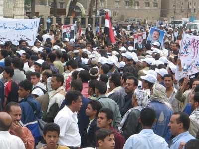 Almotamar Net - Thousands of Yemenis gathered on Tuesday in Sanaa to take part in the celebrations organised by many mass organisations all gathered at the Democracy Square on the occasion of the democracy day in Yemen on 17 July, the anniversary of electing Ali Abdullah Saleh president of the republic. 