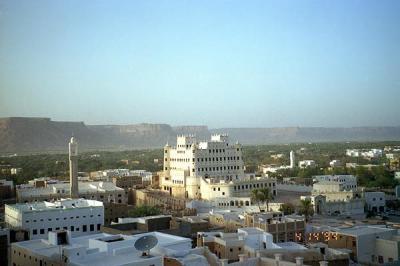 Almotamar Net - A Japanese-Dutch tourist group visited Sunday the historical landmarks of Tarim and Seyoun cities in the governorate of Hadramout. The tourist team got acquainted with the architectural style of Asha Palace that is full of ornaments that are considered artistic masterwork reflection the civilization of the Yemeni man. 