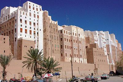 Almotamar Net - The governor of Hadramout Taha Abdullah Hajir affirmed Saturday that the local authority and government institutions and ministries I Yemen stand side by side to bring to success the activities of the tourist and real estate conference. 
