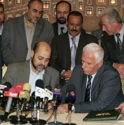Almotamar Net - Palestinian movements Fatah and Hamas on Sunday have signed the Sanaa Declaration. The signing ceremony was attended by the Yemeni President Ali Abdullah Saleh. Signing the Sanaa Declaration represents the two movements acceptance of the Yemeni initiative for healing the rift of the Palestinian rank and enhancement of the Palestinian national unity for the achievement of the interest of the Palestinian people and serving their just cause. 