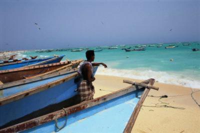 Almotamar Net - Local sources in Hudeida province said Sunday that Eritrean pirates on Saturday detained five Yemeni fishing boats in the high seas to the west of Yemen. 