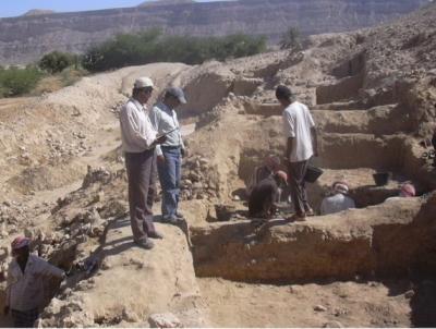 Almotamar Net - Archaeological excavation operation in Adiyat Alghuraf area in Hadramout Valley carried out by a team from Office of the Antiquities & Museum Authority in Hadramout Valley and desert resulted in discovery of defensive fortifications and winged statues having magnificent and amazing artistic designs.