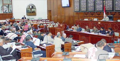 Almotamar Net - The Yemeni parliament decided Tuesday to resume next Saturday its discussion of the report of the joint  parliamentary committee composed of members of both freedoms and constitutional committee in case the parliamentary blocs of the Joint Meeting Parties  (JMP) continued their boycotting of the parliament meetings. 