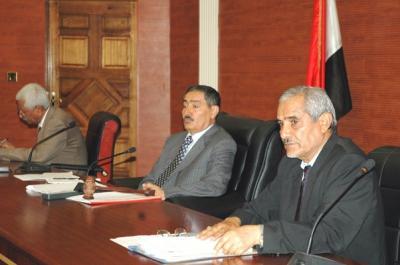 Almotamar Net - Members of the Shoura (Consultative) Council have affirmed Wednesday the importance of building a relationship more harmonious between the parliament and the Shoura through which the authorities of the two establishments are defined more clearly, each of them separately and powers of the joint meeting of the two establishments are within the Peoples Assembly intended to be founded in response to the proposed constitutional amendments. 