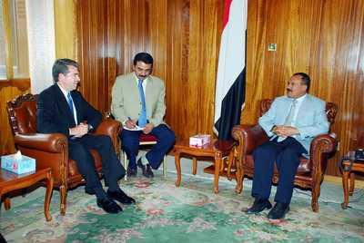 Almotamar Net - President Ali Abdullah Saleh received Thursday the envoy of the US Department of State Lincoln Lee, currently visiting Yemen. The meeting tackled bilateral relations and areas of cooperation especially that in the field of military cooperation and fighting terror. 

