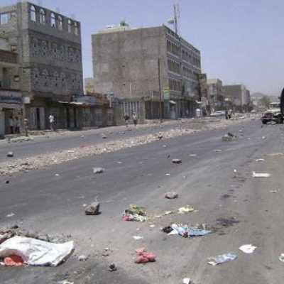 Almotamar Net - The correspondent of almotamar.net in Aldhalie governorate said a person of riot instigators has on Monday threw a grenade amid groups of people near Jahaf bus terminal and resulted in injury of seven persons, among them a soldier. 