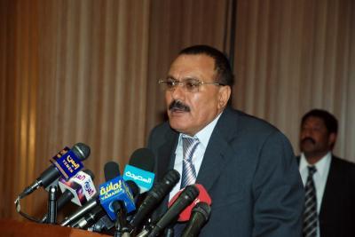 Almotamar Net - President Ali Abdullah Saleh on Sunday explained to leaderships of the General Peoples Congress (GPC), opposition parties of the National Council and both Baath Nationalist Socialist parties and sons of Yemen League party the developments in the Yemeni national arena, among them aspects related to draft constitutional reforms. 