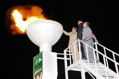 Almotamar Net - Al-Tahrir Square in the Capital Sanaa witnessed Thursday evening the ceremony of lighting torch of the Yemeni revolution organised by the Higher Committee for Celebrations and the Ministry of Youth and Sport. The ceremony was attended by Chief of the General Staff,  Staff General Ahmed Ali al-Ashwal , the Minister of State Mayor of the capital Abdulrahman Mohammed al-Akwaa and the Minister of Youth and Sport Hamoud Mohammed Abad. 