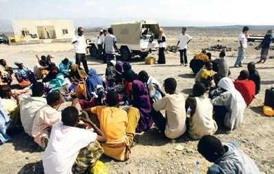 Almotamar Net - Security sources in Lahj governorate said Friday authorities transported 50 African migrants, among them 10 women and two children from Kharaz camp for refugees and put them in detention in preparation to deport them. 