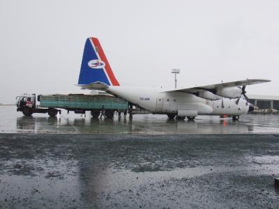 Almotamar Net - Official sources said Saturday that relief planes left this morning Sanaa airport to Seyoun and Mukalla in Hadramout governorate and Ghaidha in Mahara governorate, carrying relief materials, medical supplies, tents and medicines. Among the planes a military plane carrying 16 tons of food and medical supplies to help the people affected by heavy rains that caused heavy losses in life and properties.