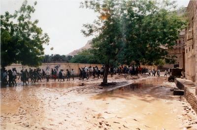 Almotamar Net - Official reports mentioned that the governorates of Mareb, al-Jawf , Shabwa , Lahj, Taiz , Hudeida and Saada came under heavy rainfalls causing heavy flow of torrents that caused heavy damage to agricultural lands and properties of citizens , among them animal wealth. The sweeping torrents also cut roads and destroyed a number of bridges. 