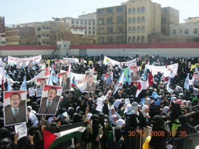 Almotamar Net - The General Peoples Congress GPC and parties of the National Coalition and civil society organisations staged Tuesday a woman demonstration and speech festival in the Yemeni capital Sanaa in expression of the Yemeni woman condemnation of the Zionist carnages against the Palestinian people. The massive rally was permeated with speeches by woman leaderships announcing their solidarity with the Palestinian woman and denunciation of the Zionist massacres against the Palestinian people claiming lives of tens of women and children. The participants in the festival raised banners condemning the Israeli aggression and the Arab and international silence towards the war of annihilation committed by the Zionist enemy. 
