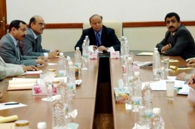 Almotamar Net - The Yemen Vice President Abid Rabou Mansour Hadi asked , during a plenary meeting Monday with heads of the Oil Ministry establishments, full explanations about emergence of  crises  in distribution of gas material. 