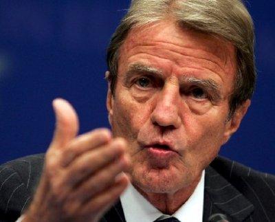 Almotamar Net - Frances Foreign minister Bernard Kouchner arrived Saturday in Yemen with the latest developments in the Middle East and African Horn on the agenda. 