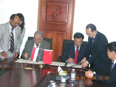 Almotamar Net - A renewal of the protocol of cooperation was signed in Sanaa Wednesday between the General Peoples Congress GPC ruling party and the Chinese Communist party. The signing ceremony was attended by a number of the two parties officials. 