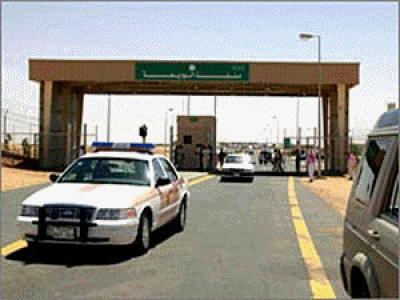 Almotamar Net - Authorities at Alab border crossing between Yemen and Saudi Arabia have captured 3 tons of banned agricultural pesticides violating laws, during the past three days as a merchant tried to bring them into Yemen. 