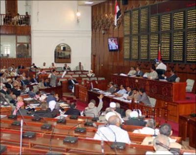 Almotamar Net - Deputy parliament Speaker Mohammed al-Shaddadi delivered address of the Parliament Presidency Body at the resumption of parliament sessions on Saturday. In his address al-Shaddadi considered festivals held on the Unity Days in different governorates of Yemen besides conferences of the local councils as well as what they issued as a referendum on the unity and peoples cohesion against its enemies. 