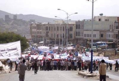 Almotamar Net -  Yemeni official information source has on Thursday denied Al-Jazeera TV channel and other media instruments reports on occurrence of killed or wounded in the massive demonstration supporting the unity in Al-Dhalie governorate on Wednesday. The march was organised by political, social and cultural activities in the governorate in loyalty to the unity and in condemnation of the voices calling for separation, sedition and sowing feelings of hatred among the sons of the one homeland. 