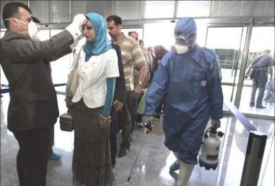 Almotamar Net - Public Health and Population Ministry announced on Wednesday the first death case of H1N1 in the country.
Minister of Public Health and Population Abdul-Karim Rasea confirmed the death of a new case was for a man, 40, from Dalei governorate.
