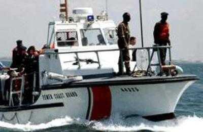 Almotamar Net - Well-informed sources in coastal area of Amran, Aden governorate mentioned Friday that Coast Guard troops arrested a fishing boat with 8 Somalis on its board offshore Aden Gulf, south of Yemen. 