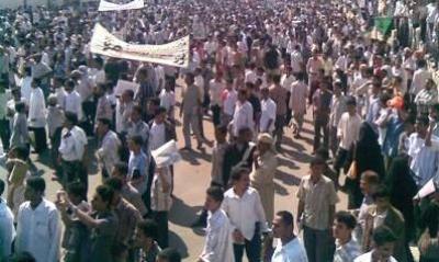 Almotamar Net - Participants in the protest march have on Wednesday appealed to President Ali Abdullah Saleh and the Yemeni government to sever all relations with Ira.  In a statement issued by the demonstration, organized today mourning by The Homeland for Deepening National Loyalty Foundation, in cooperation with the Yemeni organisation opposed to seeking power from abroad, and headed to the Iranian embassy building in Sanaa in which thousands of Yemeni people sons took part,   said that continuation of the relations with Iran brought to the Yemeni people nothing but more rancor and enmity. 