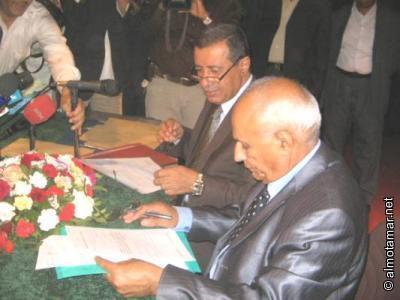 Almotamar Net - In implementation of 17 July 2010 minutes and in extension of February 2009 agreement signed by the ruling General Peoples Congress (GPC) party in Yemen and the opposition alliance of the Joint Meeting Pastries (JMP) , the two sides have on Thursday signed minutes of  a meeting  where they exchanged names of the two sides participants in the national dialogue committee. 