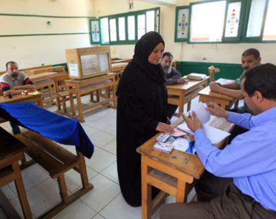 Almotamar Net - The Supreme Commission for Elections and Referendum (SCER) in Yemen on Wednesday held a meeting, chaired by its Chairman Khaled Abdul Wahab al-Sharif and attended by Minister of Education Abdul Sallam al-Jawfi. 
