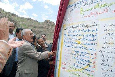 Almotamar Net - President Ali Abdullah Saleh paid on Friday visits to Dhamar, Ibb and Dhale Provinces where he inspected the situations of the people and launched and checked progress on developmental projects. 