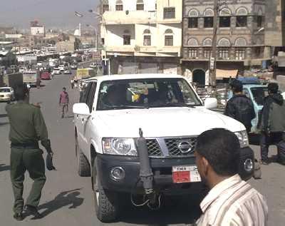 Almotamar Net - Information sources in Yemen have on Monday disclosed that perpetrators of the terrorist operation that targeted the British diplomats in Sanaa last Wednesday had disguised in clothes of cleaning workers and used a plastic bag for collecting garbage. Their aim was to hide weapons and delude the passersby that they were collecting garbage inside those bags. 