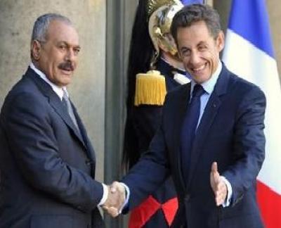 Almotamar Net - French President Nicola Sarkozy met on Tuesday with President Ali Abdullah Saleh in Paris. The two presidents discussed means of reinforcing the bilateral relations and the current partnership and cooperation in various fields between the two countries, out of which is cooperation in the areas of economy, security and combating terrorism and sea piracy. 