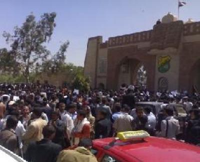 Almotamar Net - Presidency of Sanaa University has affirmed Saturday that the university has no relationship with those small gatherings that are grouping outside the walls of the university tending to instigate violence and chaos under the banner of freedom of opinion and expression.