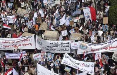 Almotamar Net - An official source at the Yemeni Interior Ministry stated on Thursday said two demonstrations took to the streets in Sanaa Thursday; one of them by supporters of the General Peoples Congress Party and the other of supporters of the Joint Meeting Parties in Al-Rabat St. in the capital. 