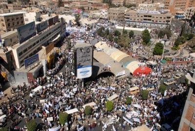 Almotamar Net - Miss demonstrations have taken to the street in the capital announcing their support for the initiative of President Ali Abdullah Saleh for dialogue and political reforms and the masses confirm their standing by the homelands security, unity and stability. 