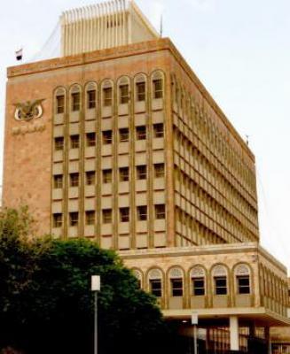 Almotamar Net - The Central Bank of Yemen (CBY) imposed Wednesday significant sanctions on ten exchange companies that have not committed to the prices in the foreign exchange market.
