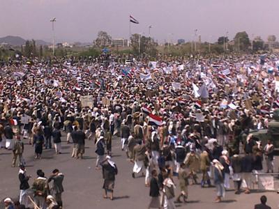 Almotamar Net - Millions of Yemenis have Friday morning gone to Al-Sabeen and Tahrir squares in the capital Sanaa to express their backing up the constitutional legitimacy and the political leadership and their utter rejection of al forms of anarchy, violence and sabotage. 