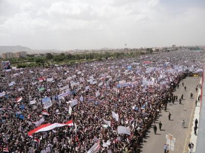 Almotamar Net - Sanaa-Millions of Yemenis have gathered in Sanaa in a most gigantic and large rest people gathering in the history of Yemen. People have come from different provinces of he country to take part in the Friday of dialogue and the large march to announce their support for the Gulf Cooperation Council (GCC) initiative announced last Sunday for resolving the political crisis in Yemen and their support for the comprehensive national dialogue and their rejection of any attempt to outflank the constitutional legitimacy or any conspiratorial schemes to drive the homeland to mischief, seditions and division. 