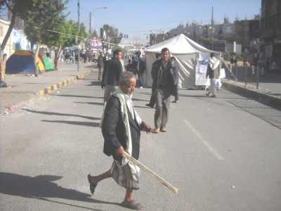 Almotamar Net - Sanaa-Ten jurist activist women and leaders of civil society organisations in Yemen received different injuries on Saturday when they were attacked by Joint Meeting Parties (JMP) elements and those known of security committees while they where in a woman march. 