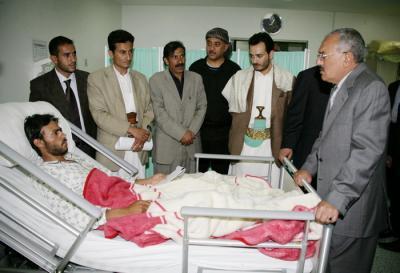 Almotamar Net - Sanaa-The Yemeni President Ali Abdullah Saleh on Saturday visited the Yemeni poet Walid al-Ramishi at the hospital where he is receiving medical treatment. The poet came under attack by elements from the Joint Meeting Parties (JMP)   who committed cutting hi tongue just because he expressed his opinion in a poem they did not like. 