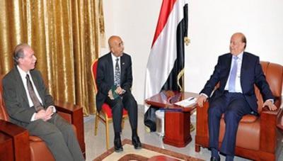Almotamar Net - Sanaa-Yemeni Vice President Abed Rabou Mansour Hadi received in Sanaa Tuesday the American ambassador to Yemen Gerald Feierstein. The meeting discussed issues related to recent developments in the Yemeni arena in their different political, security and economic aspects and how the current crisis impacts on them. 
