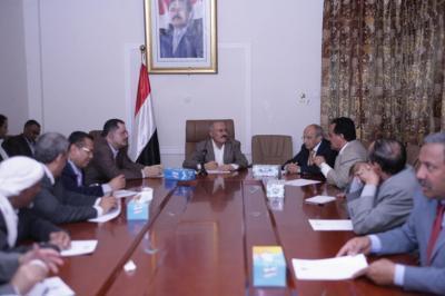 Almotamar Net - Sanaa  The leader of General Peoples Congress (GPC) , Ali Abdullah Saleh chaired on Thursday a meeting  of GPCs General Committee ,devoted to discuss the latest political developments relating to the last procedures and preparation for the National Dialogue Conference ( NDC ).
In the meeting , the GPCs chairman , Saleh stressed on the importance  to succeed the National Dialogue Conference according to GCC imitative and its operational mechanism which must be taken as whole unit without selectivity.
On the other hand, the  GPCs General Committee strongly condemned assassination of officials ,figures and citizens that have been done during the last period , denouncing the continuing chaos and instability of security   in various governorates in Yemen.
During the meeting , the GPCs General Committee added that the  Reconciliation Government (RG) ,headed by Mohammed Salem Ba-Sandwah  ,must take the full responsibility for those series of assassinations , since the essential duty of the RG is basically depends on achieving security , stability to save the lives of citizens and to preserve the private and public priority of Yemeni people . 
