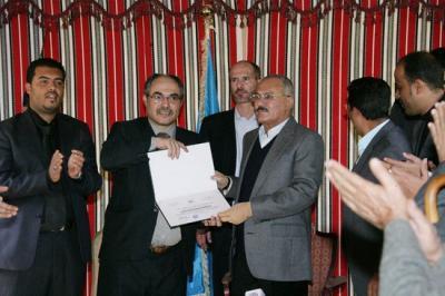 Almotamar Net - Sanaa-Former President , leader of General Peoples Congress(GPC) . Ali Abdullah Saleh is awarded on Monday  the  Peace Shield 2012 by National  Organization of fighting againest violence and terrorism Kefah. 
In ceremony held in home of GPCs Leader  and attended by number of officials and social figures in Yemen , Mr Abdullmalek Assar  , Secretory-General of the Organization said that   the former president Ali Abdullah Saleh won  an overwhelming majority of votes in poll conducted by the organization for  Peace Shield for year 2012 .
